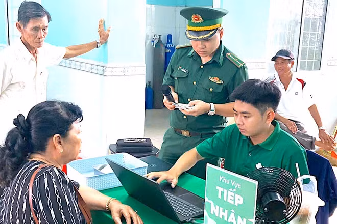 Tiếp nhận người dân trước khi thực hiện khám mắt. (Ảnh: HOÀNG TÁ)