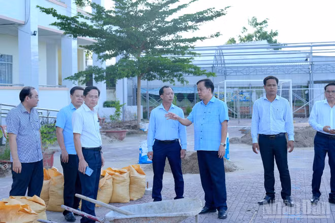 Phó Bí thư Thường trực Tỉnh ủy Cà Mau Huỳnh Quốc Việt (thứ 3 từ phải qua) kiểm tra tại Trường tiểu học Lương Thế Trân. (Ảnh: Hữu Tùng)