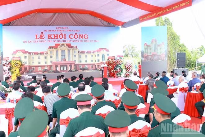 Quang cảnh Lễ khởi công xây dựng trụ sở Bộ Chỉ huy quân sự tỉnh Cà Mau, chiều 27/8. (Ảnh: HỮU TÙNG)