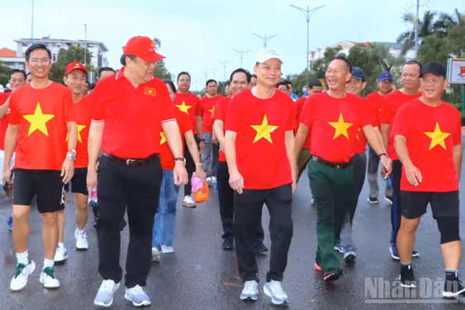 Đông đảo đại biểu là lãnh đạo và cán bộ, công chức, nhân dân Cà Mau hưởng ứng đi bộ "Cùng Việt Nam tiến bước" năm 2025. (Ảnh: HỮU TÙNG)