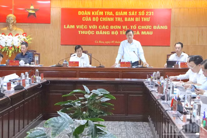 Quang cảnh buổi làm việc của Đoàn kiểm tra, giám sát số 231 của Bộ Chính trị, Ban Bí thư tại Cà Mau. (Ảnh: HỮU TÙNG)