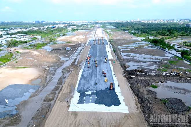 Toàn cảnh công trường thi công nâng cấp, mở rộng đường cất hạ cánh Cảng hàng không Cà Mau nhìn từ trên cao. (Ảnh: HỮU TÙNG)