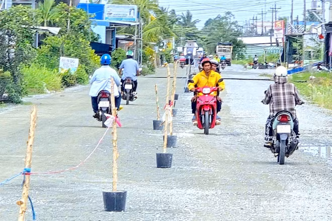 Quốc lộ 63 đoạn qua xã Trí Phải (tỉnh Cà Mau) đang được tiến hành duy tu, cải tạo. (Ảnh HỮU TÙNG)
