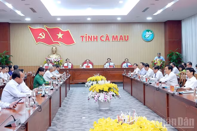 Các đồng chí lãnh đạo tỉnh Cà Mau và đại biểu dự hội nghị thành lập Đảng bộ Hội đồng nhân dân tỉnh và Đảng bộ Mặt trận Tổ quốc, các đoàn thể tỉnh trực thuộc Tỉnh ủy. (Ảnh: HỮU TÙNG)