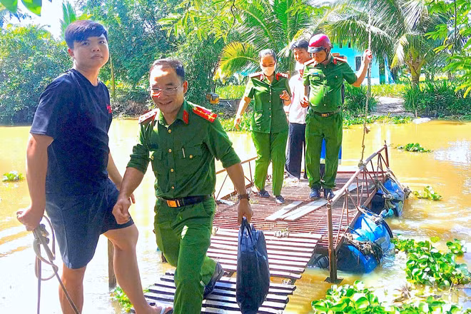 Tổ công tác lưu động Công an tỉnh Cà Mau không quản ngại điều kiện đi lại khó khăn tìm đến nhà từng hộ dân thu nhận mẫu ADN thân nhân liệt sĩ.