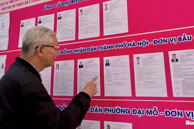 Người dân phường Đại Mỗ, thành phố Hà Nội tìm hiểu thông tin về các ứng cử viên. (Ảnh: PH.NGÂN) 