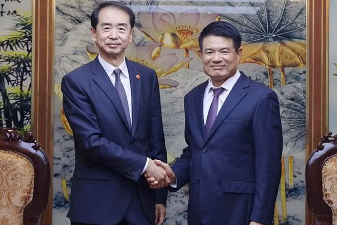 Viện trưởng Viện Kiểm sát nhân dân tối cao Nguyễn Huy Tiến và Đại sứ đặc mệnh toàn quyền nước Cộng hòa Nhân dân Trung Hoa tại Việt Nam Hà Vĩ.