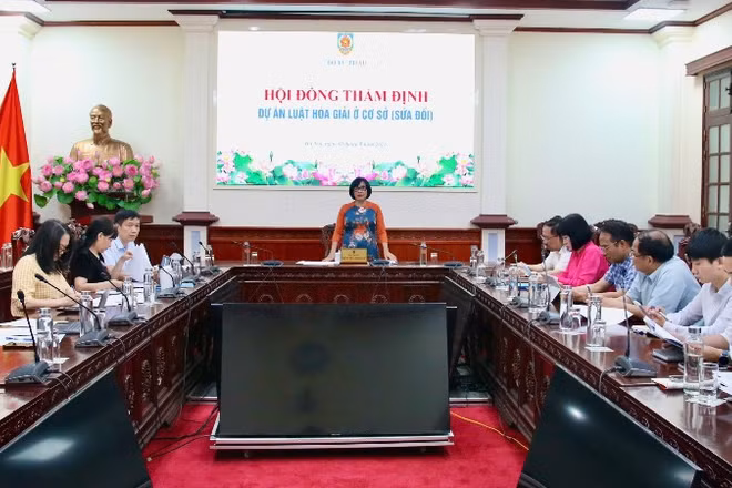 Quang cảnh cuộc họp thẩm định.