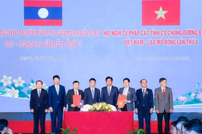 Lãnh đạo Bộ Tư pháp Việt Nam và Bộ Tư pháp Lào ký kết tại Hội nghị Tư pháp các tỉnh có chung đường biên giới Việt Nam-Lào lần V. 