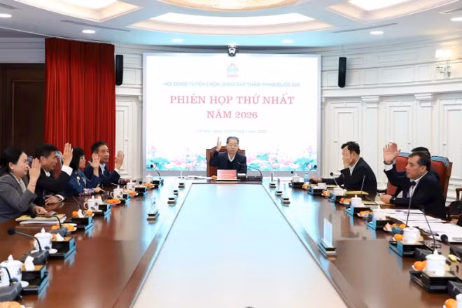 Các thành viên Hội đồng biểu quyết.