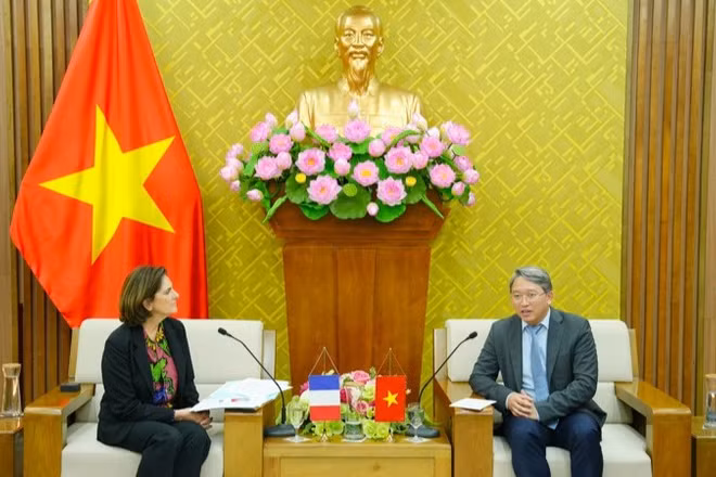 Bộ trưởng Tư pháp Nguyễn Hải Ninh tiếp bà Valérie Delnaud, Tổng Vụ trưởng Vụ Các vấn đề dân sự và ấn tín, Bộ Tư pháp Cộng hòa Pháp.