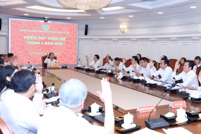 Các thành viên Hội đồng Thẩm phán Tòa án nhân dân tối cao giơ tay biểu quyết các dự thảo.