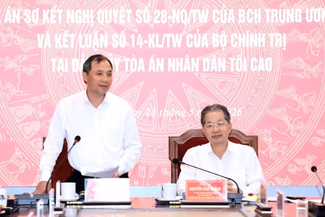 Phó Trưởng Ban Thường trực Ban Tổ chức Trung ương Hoàng Trung Dũng phát biểu tại buổi làm việc. 