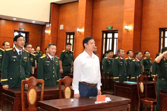 Các đại biểu thực hiện nghi lễ chào cờ. (Ảnh: MẠNH HÙNG)