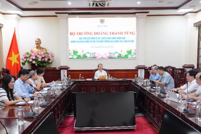 Quang cảnh buổi làm việc.