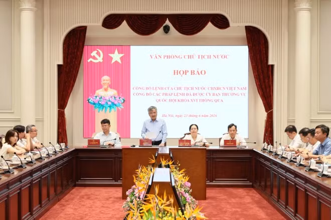 Phó Chủ nhiệm Văn phòng Chủ tịch nước Cấn Đình Tài chủ trì họp báo.