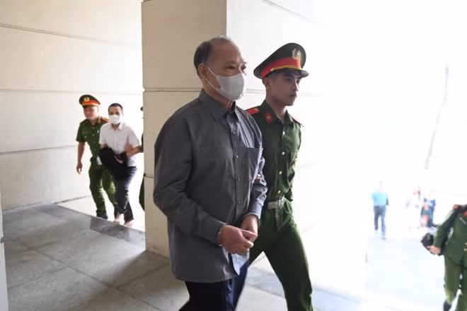 Cựu Thứ trưởng Bộ Nông nghiệp và Môi trường Hoàng Văn Thắng bị dẫn giải tới tòa.