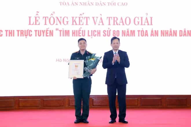 Lãnh đạo Tòa án nhân dân tối cao trao giải Nhất cho thí sinh Đặng Anh Tú.