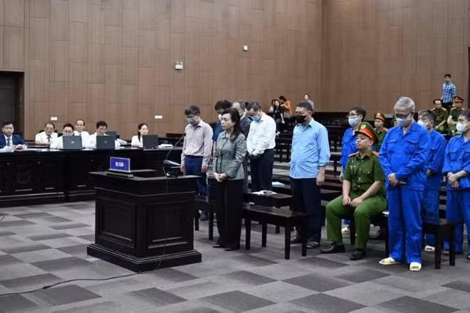 Các bị cáo tại tòa.