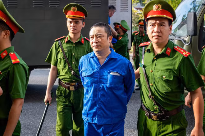 Cựu Viện trưởng Viện Pháp y tâm thần Trung ương Trần Văn Trường bị dẫn giải vào phòng xét xử. (Ảnh: ĐỖ TRUNG)