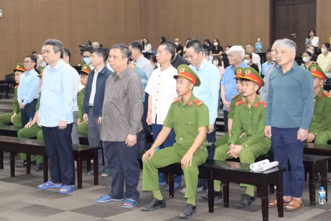 Các bị cáo nghe đại diện Viện Kiểm sát đề nghị mức án.