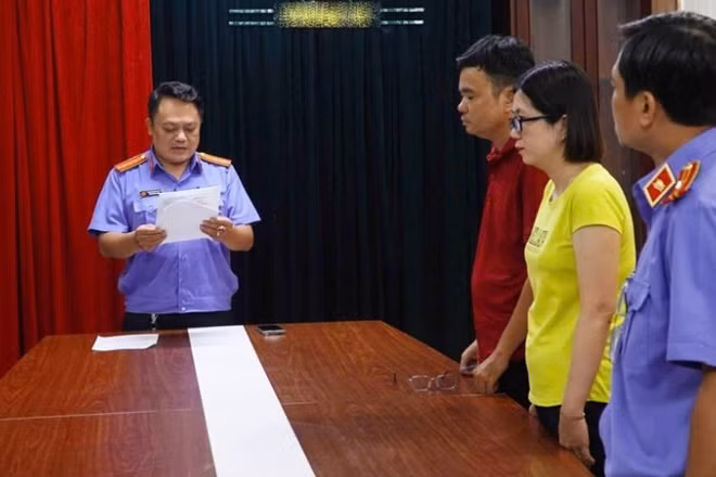 Cơ quan điều tra Viện Kiểm sát nhân dân tối cao tống đạt các Quyết định tố tụng đối với hai bị can. (Ảnh: Báo Bảo vệ pháp luật)