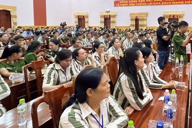Nhiều phạm nhân được trở về đoàn tụ gia đình, làm lại cuộc đời sau khi được đặc xá.