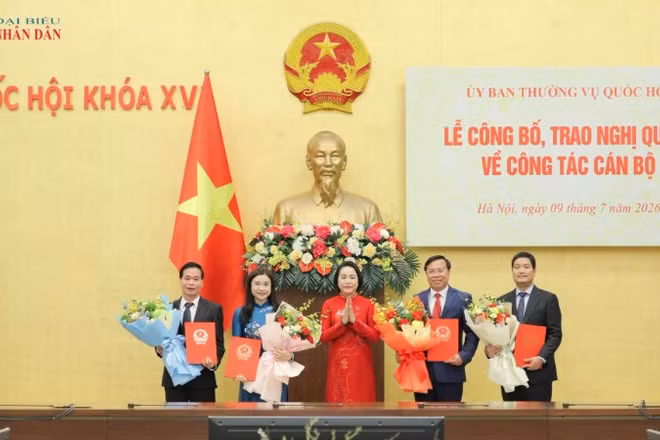 Phó Chủ tịch Quốc hội Nguyễn Thị Thanh trao Nghị quyết của Ủy ban Thường vụ Quốc hội về công tác cán bộ.