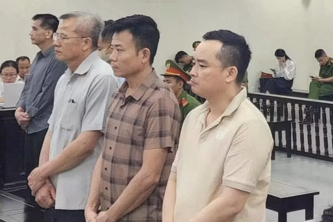 Các bị cáo tại phiên tòa. (Ảnh: XUÂN ÂN)
