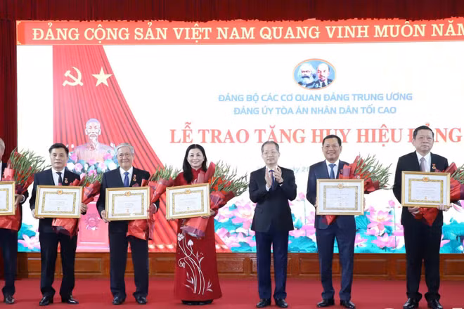 Chánh án Tòa án nhân dân tối cao trao Huy hiệu 30 năm, 35 năm tuổi Đảng cho các đảng viên. (Ảnh: M.Đ)