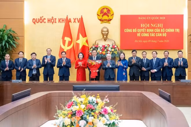 Đồng chí Đỗ Văn Chiến tặng hoa chúc mừng Ủy ban Kiểm tra Đảng ủy Quốc hội nhiệm kỳ 2025-2030.