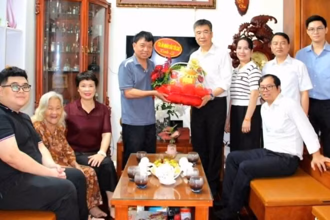 Đoàn trao quà thăm hỏi cho gia đình cán bộ có thân nhân là liệt sĩ đang công tác tại Tòa.