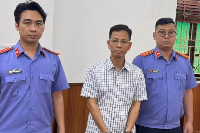 Nguyên thẩm phán Tòa án nhân dân Thành phố Hà Nội Nguyễn Đăng Phong (áo kẻ). (Ảnh: H.N)