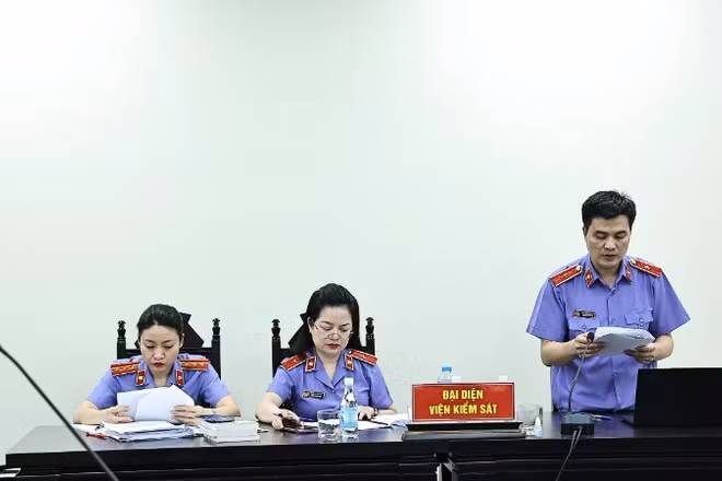 Các kiểm sát viên tại một phiên tòa.