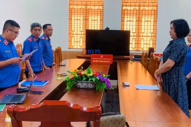 Cơ quan điều tra Viện Kiểm sát nhân dân tối cao tống đạt Quyết định khởi tố vụ án, khởi tố bị can và ra lệnh bắt bị can. (Ảnh: Cơ quan điều tra Viện Kiểm sát nhân dân tối cao) 
