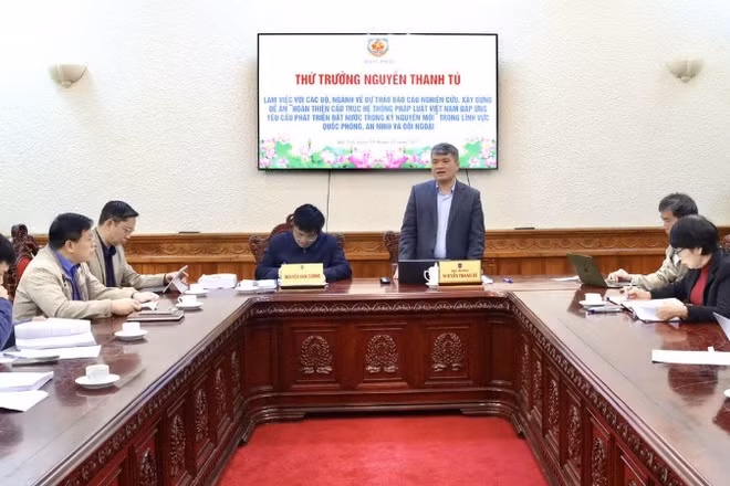 Thứ trưởng Tư pháp Nguyễn Thanh Tú chủ trì buổi làm việc.