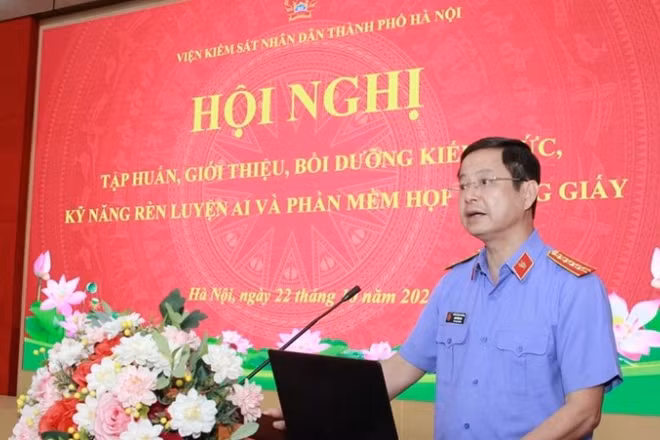 Phó Viện trưởng Viện Kiểm sát nhân dân thành phố Hà Nội Ngô Hồng Sơn phát biểu khai mạc Hội nghị. (Ảnh: HỒNG NGUYÊN)