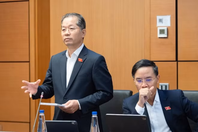 Chánh án Tòa án nhân dân tối cao Nguyễn Văn Quảng đóng góp ý kiến tại tổ.