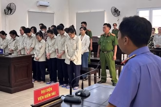 Một phiên xét xử các đối tượng trong đường dây buôn bán người.
