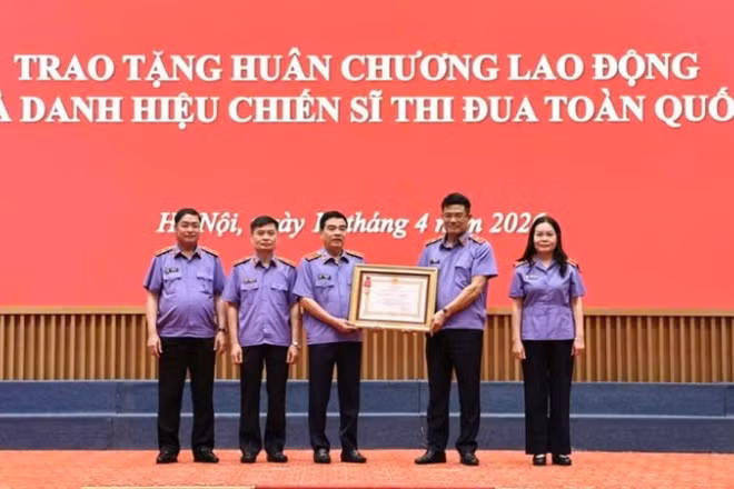 Viện trưởng Viện Kiểm sát nhân dân tối cao trao Huân chương Lao động hạng Ba của Chủ tịch nước tặng tập thể Vụ Công tố và kiểm sát xét xử hình sự.