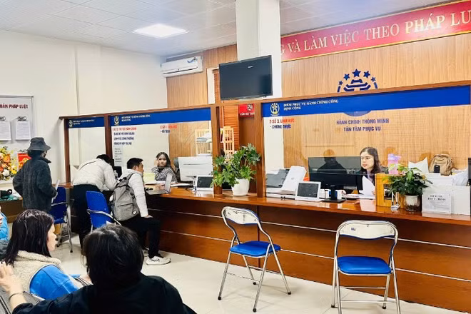Người dân làm thủ tục hành chính tại phường Định Công, thành phố Hà Nội.