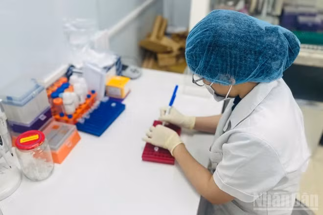 Chuyên gia giám định tại Trung tâm Pháp y Hà Nội. (Ảnh: Báo Nhân Dân)