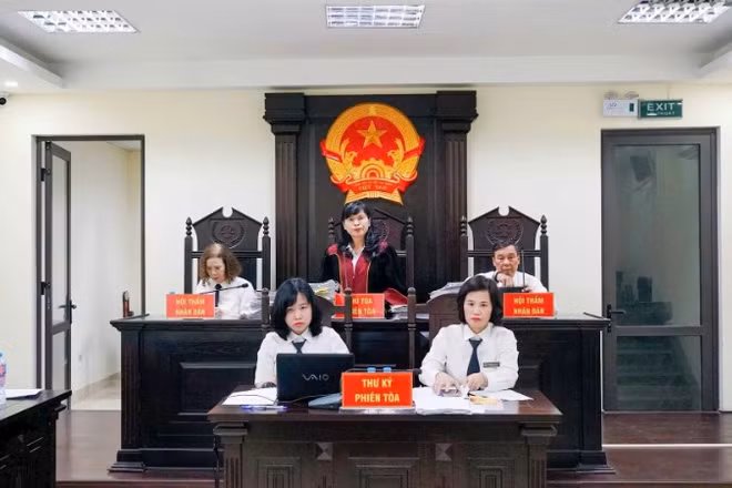 Hội đồng xét xử tại phiên tòa.