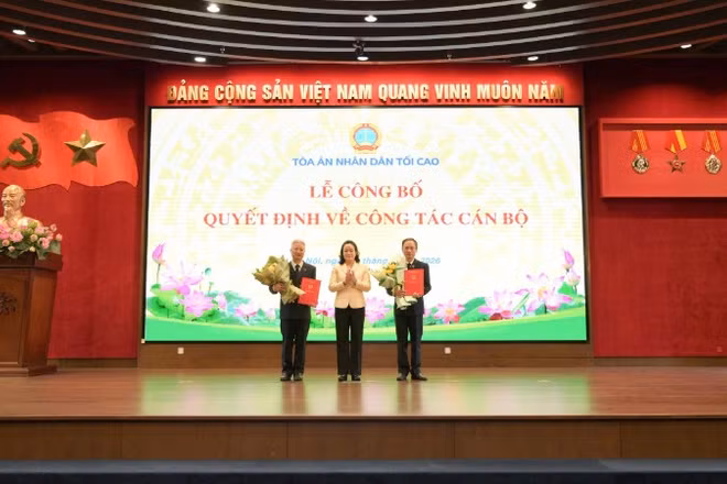 Phó Chánh án Tòa án nhân dân tối cao Nguyễn Hải Trâm trao quyết định bổ nhiệm cán bộ.