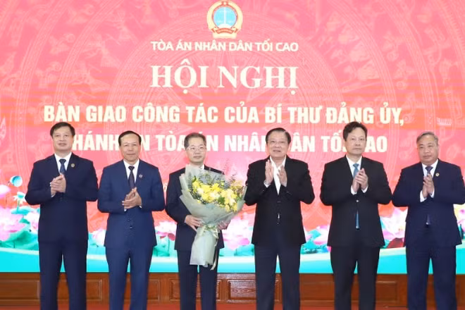 Đồng chí Phan Đình Trạc tặng hoa chúc mừng Chánh án Tòa án nhân dân tối cao Nguyễn Văn Quảng.