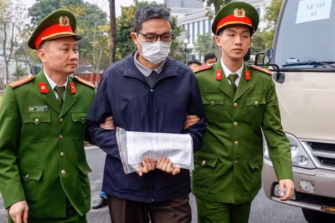 Bị cáo Nguyễn Thanh Phong bị dẫn giải ra Tòa sáng 5/1.