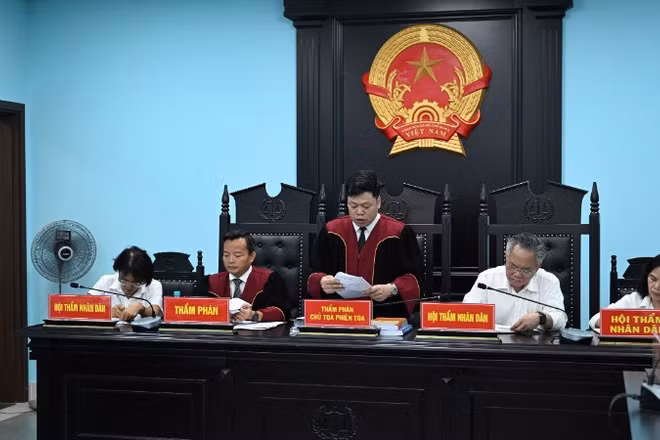 Hội đồng xét xử tuyên án.