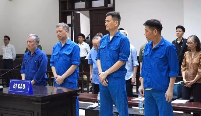 Các bị cáo tại phiên phúc thẩm. (Ảnh: THIÊN LAM)