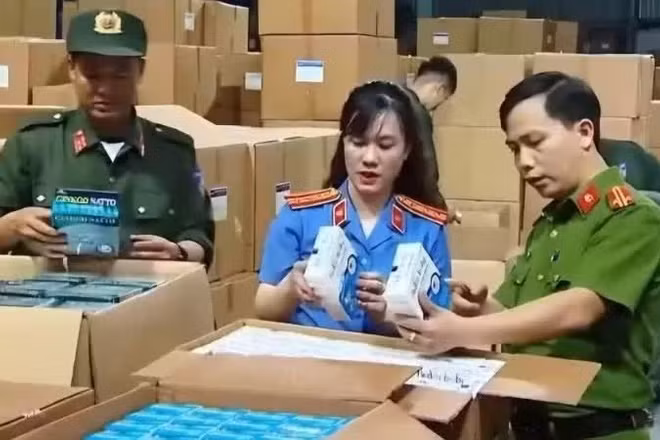 Lực lượng chức năng kiểm tra hàng hóa trong quá trình điều tra vụ án. (Ảnh: Bộ Công an)