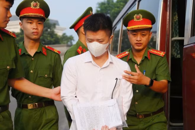 Các bị cáo bị dẫn giải đến phiên tòa.